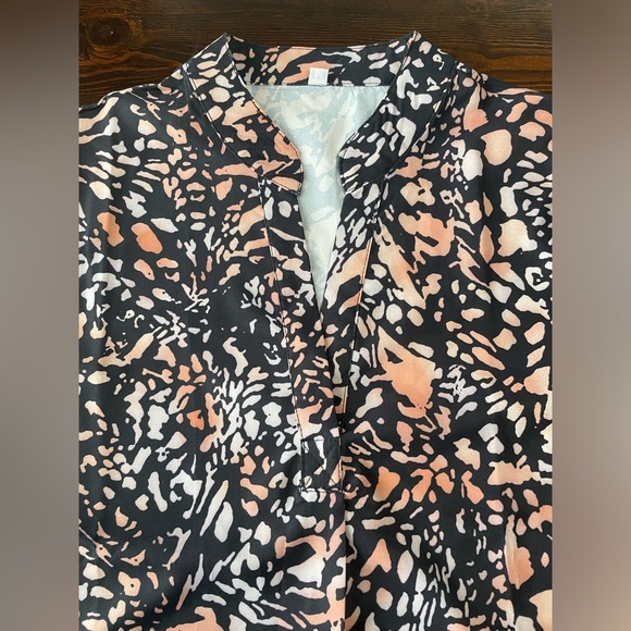 *SALE* NWOT Women’s size M v-neck blouse - Picture 7 of 12